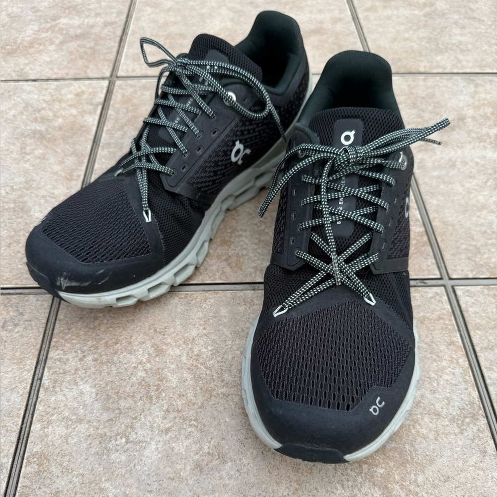 On Running Running Men’s Cloudrunner Black/Gray Performance Sneakers